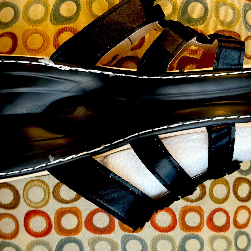 Light as a feather and super comfy sandal with flower design. Size 10 - Picture 3 of 4